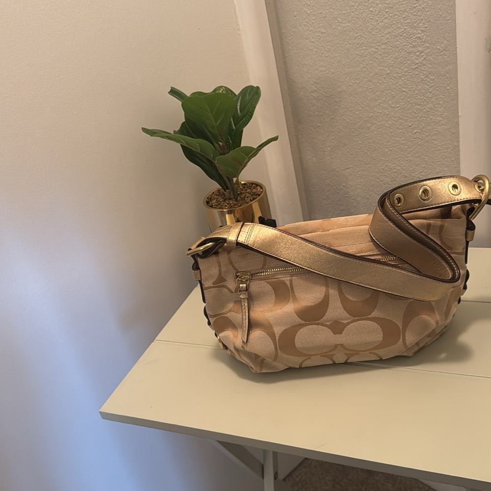 Small authen Coach purse. Cream and gold, leather straps. Gently used - Picture 4 of 9